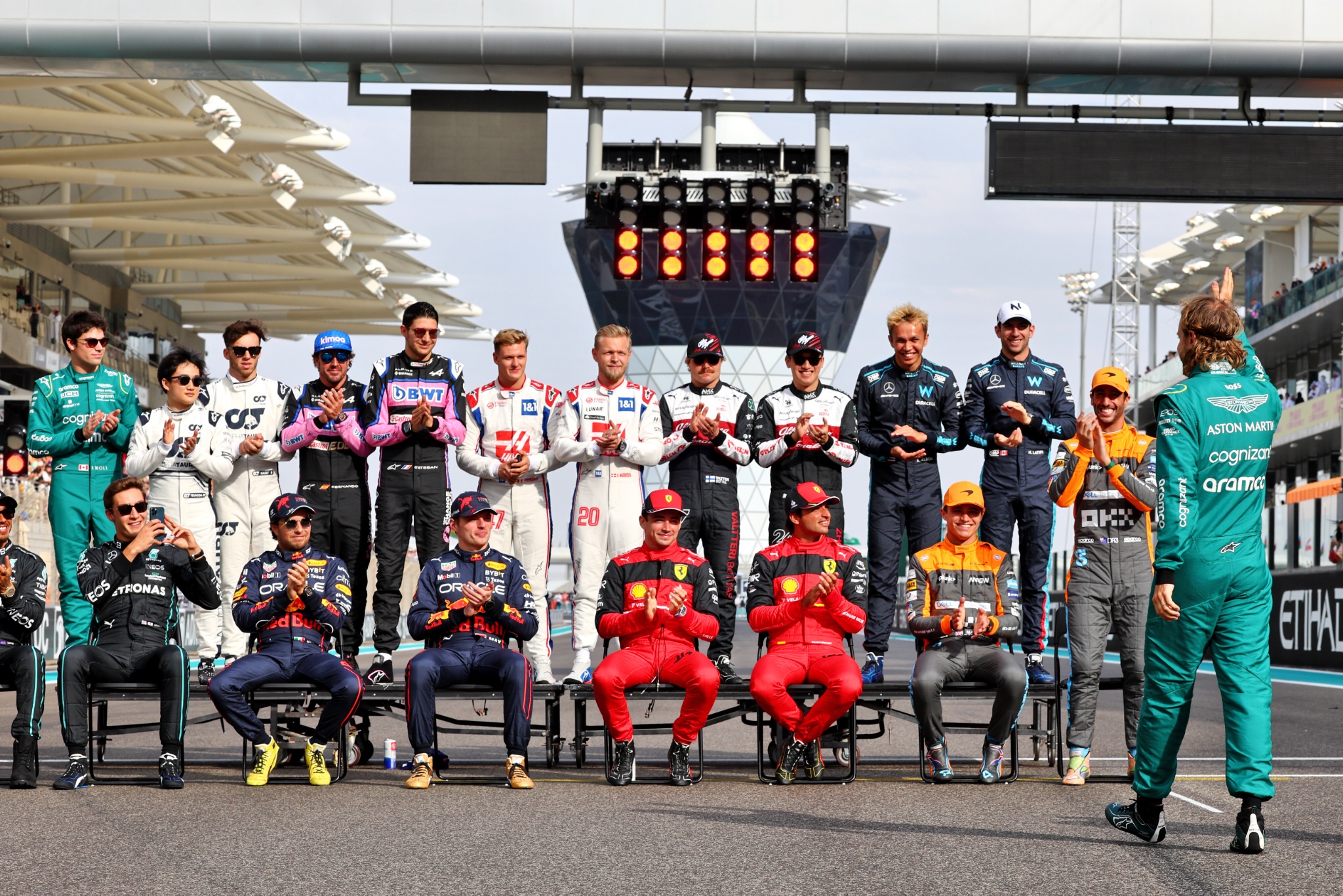 Sebastian Vettel (GER ) Tim F1 Aston Martin pada foto pembalap akhir tahun Kejuaraan Dunia Formula 1, Rd 22,