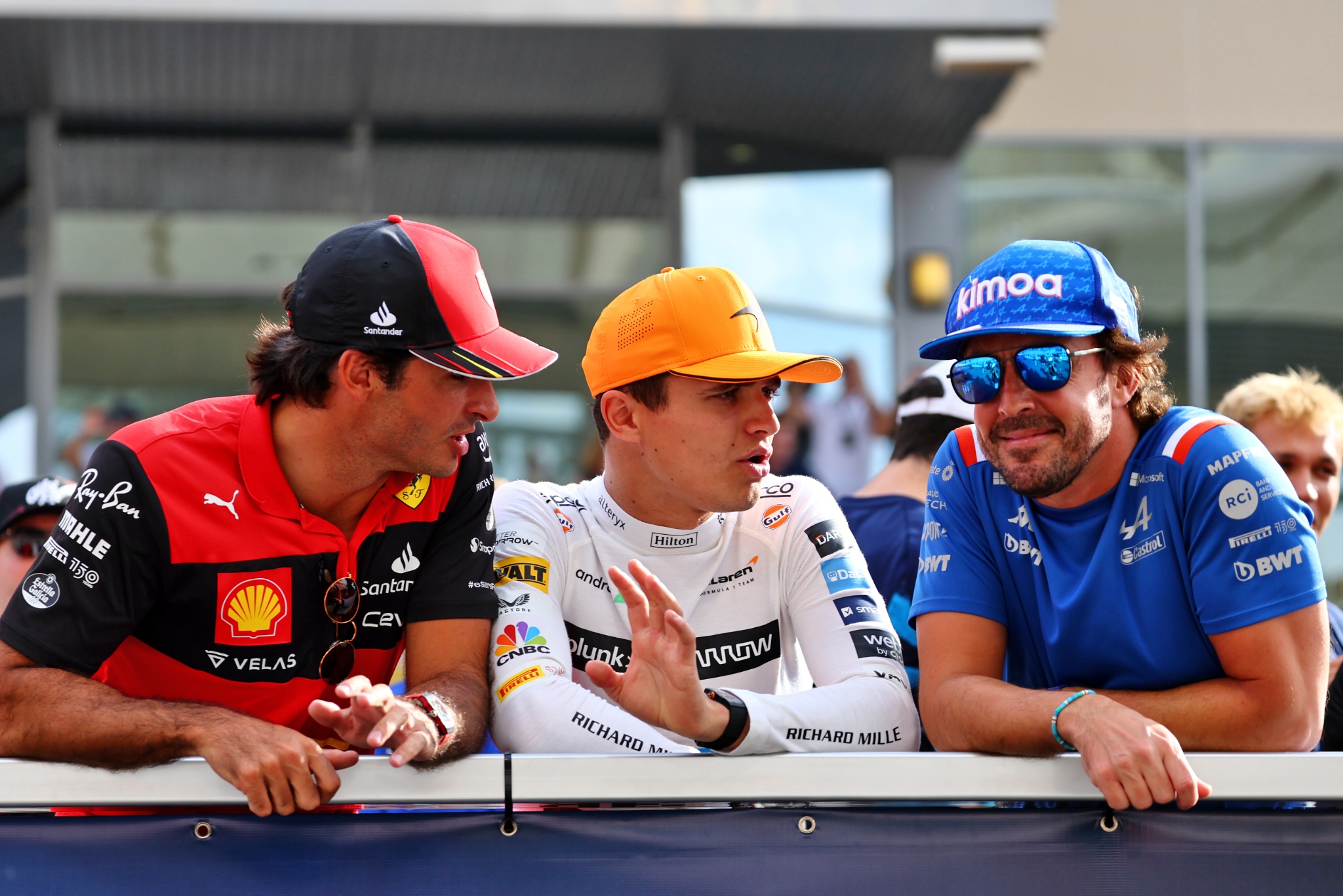 (L to R): Carlos Sainz Jr (ESP) Ferrari; Lando Norris (GBR) McLaren; and Fernando Alonso (ESP) Alpine F1 Team, on the