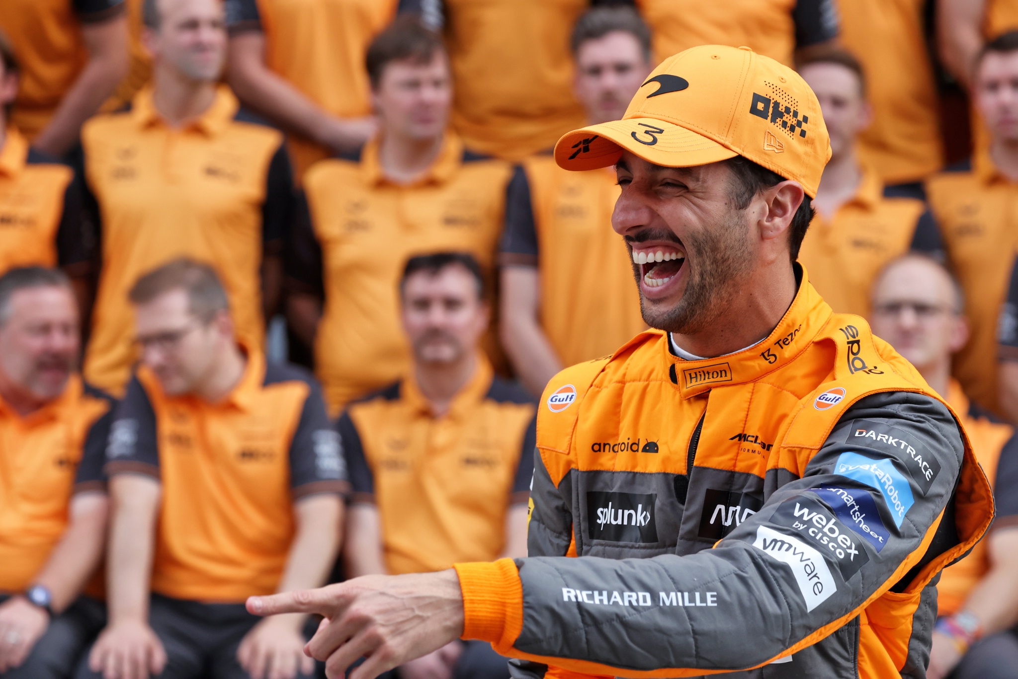 Daniel Ricciardo (AUS ) McLaren di foto tim. Kejuaraan Dunia Formula 1, Rd 22, Grand Prix Abu Dhabi, Yas Marina