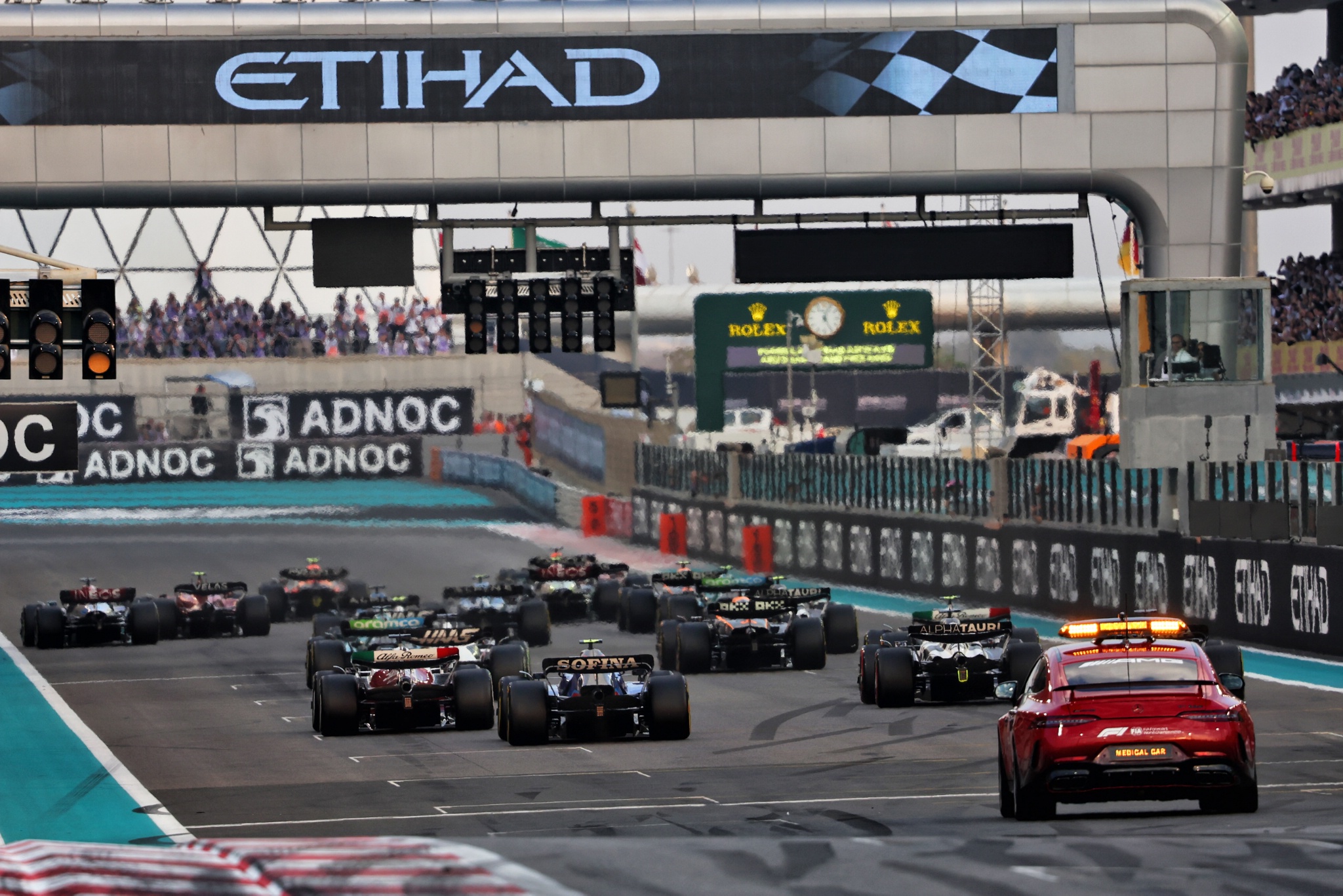 The start of the race. Formula 1 World Championship, Rd 22, Abu Dhabi Grand Prix, Yas Marina Circuit, Abu Dhabi, Race