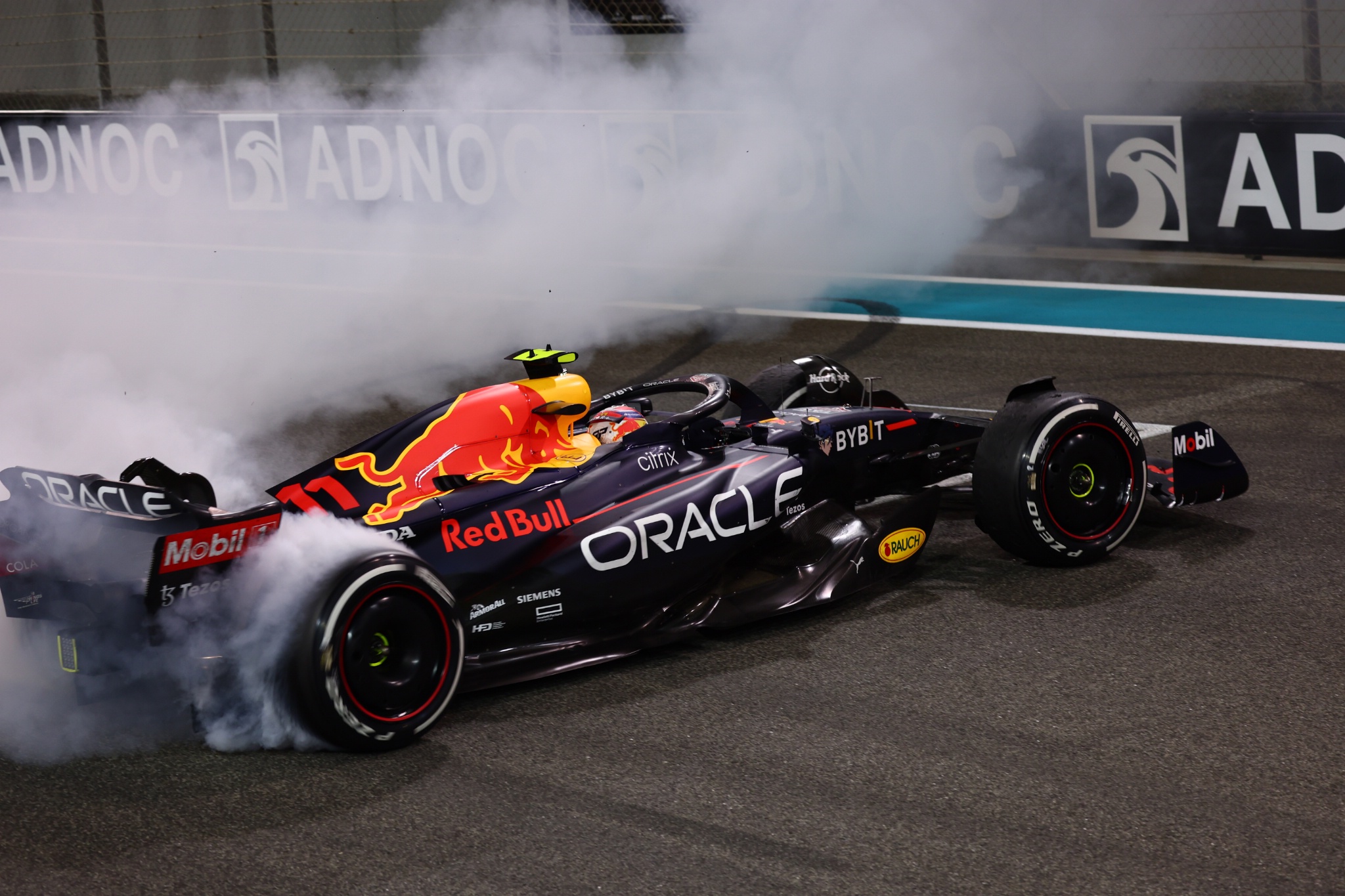 Sergio Perez (MEX ) Red Bull Racing RB18. Kejuaraan Dunia Formula 1, Rd 22, Grand Prix Abu Dhabi, Sirkuit Yas Marina, Abu
