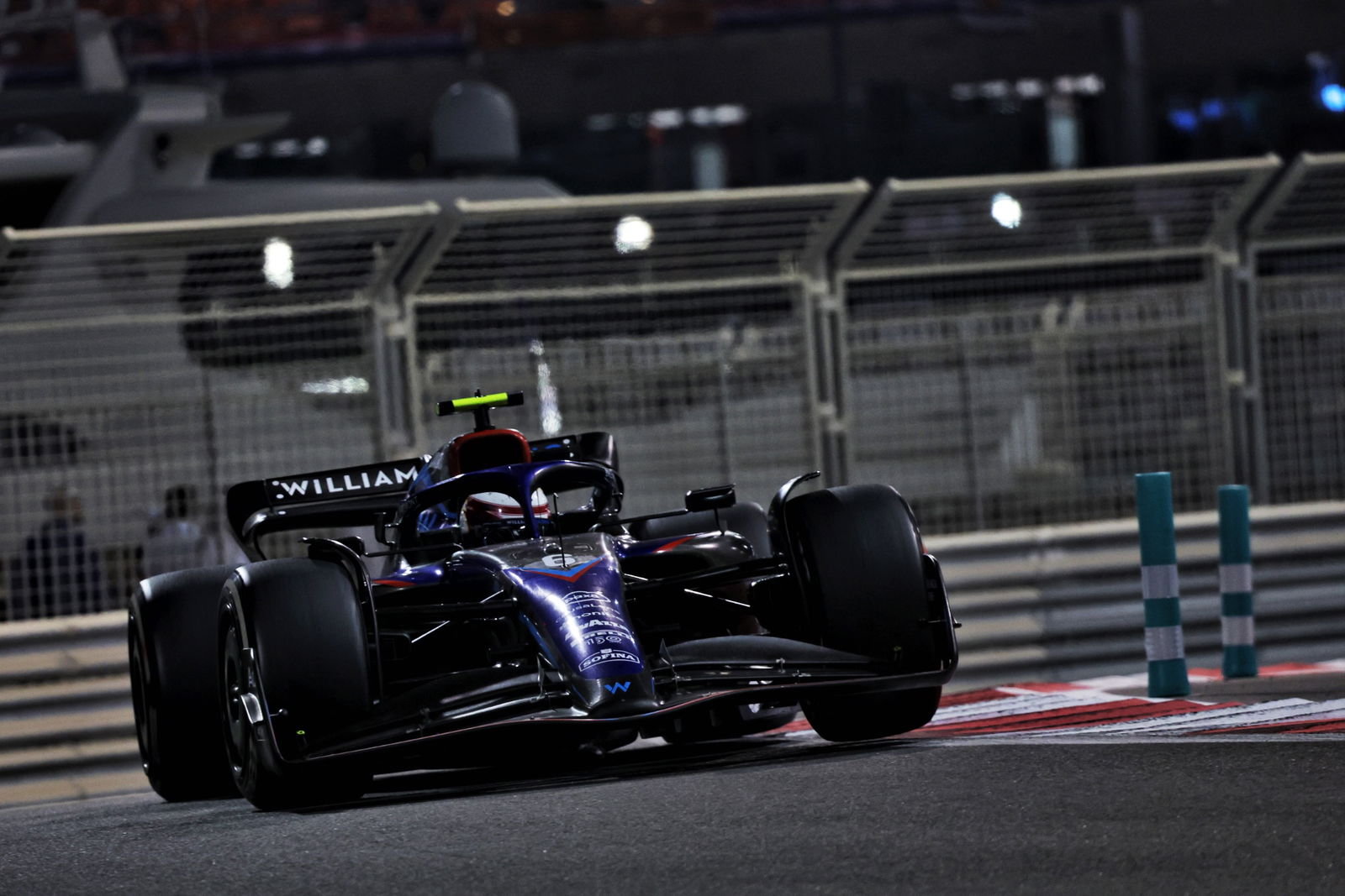 Nicholas Latifi (CDN ) Williams Racing FW44. Kejuaraan Dunia Formula 1, Rd 22, Grand Prix Abu Dhabi, Sirkuit Yas Marina,