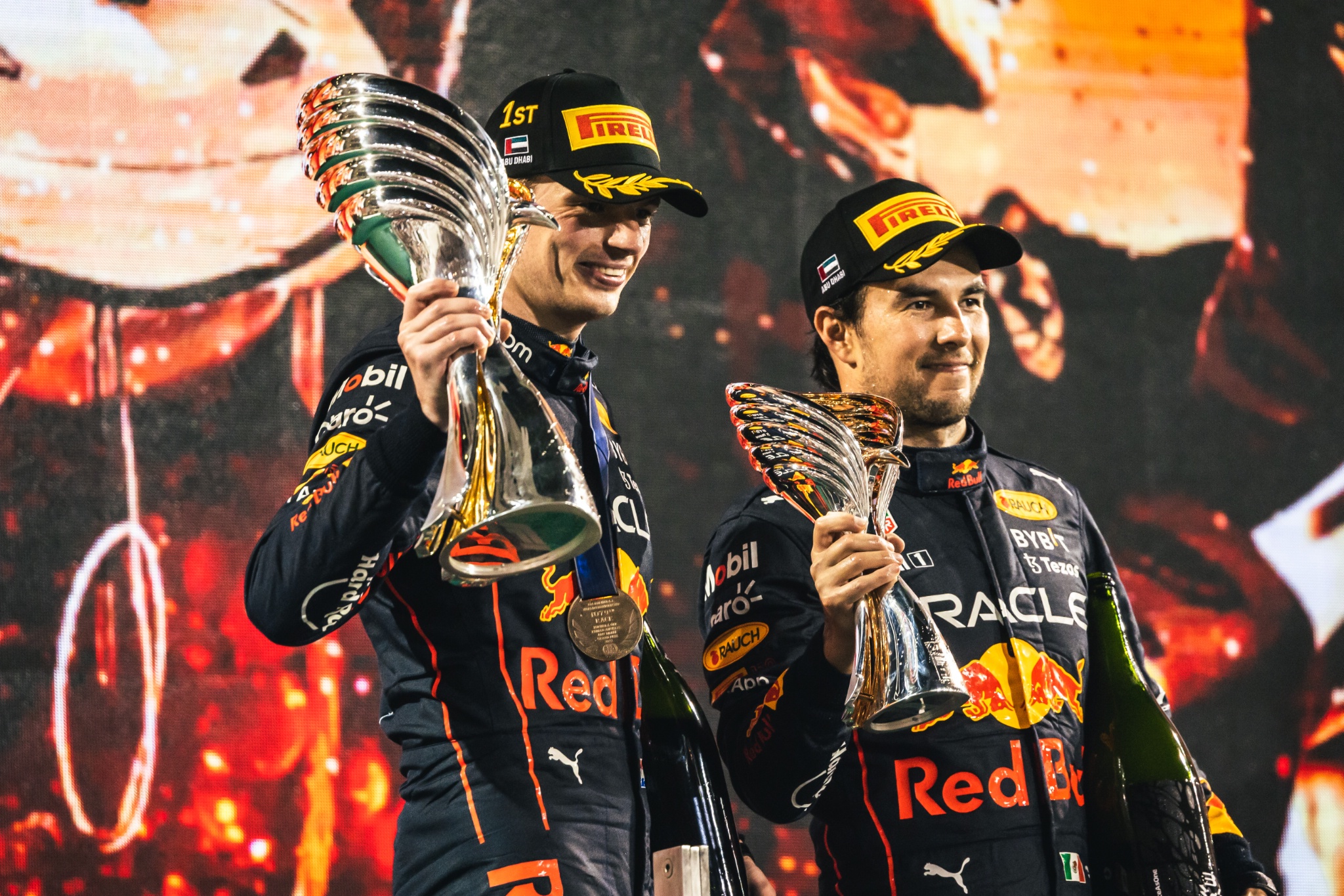 (L ke R ): Pemenang balapan Max Verstappen (NLD) Red Bull Racing merayakan di podium dengan rekan setimnya yang berada di posisi ketiga Sergio Perez