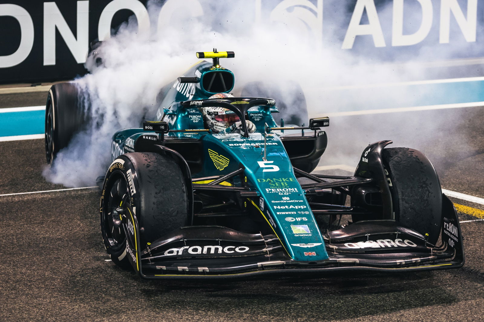 Sebastian Vettel (GER ) Tim F1 Aston Martin AMR22 - donat di akhir balapan. Kejuaraan Dunia Formula 1, Rd 22,