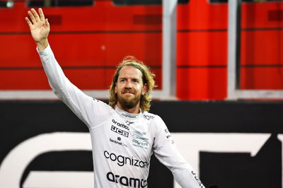 Sebastian Vettel (GER ) Tim F1 Aston Martin di parc ferme. Kejuaraan Dunia Formula 1, Rd 22, Grand Prix Abu Dhabi, Yas