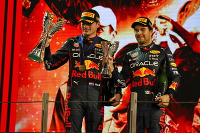 (L ke R ): Pemenang balapan Max Verstappen (NLD) Red Bull Racing dan rekan setim posisi ketiga Sergio Perez (MEX) Red Bull Racing