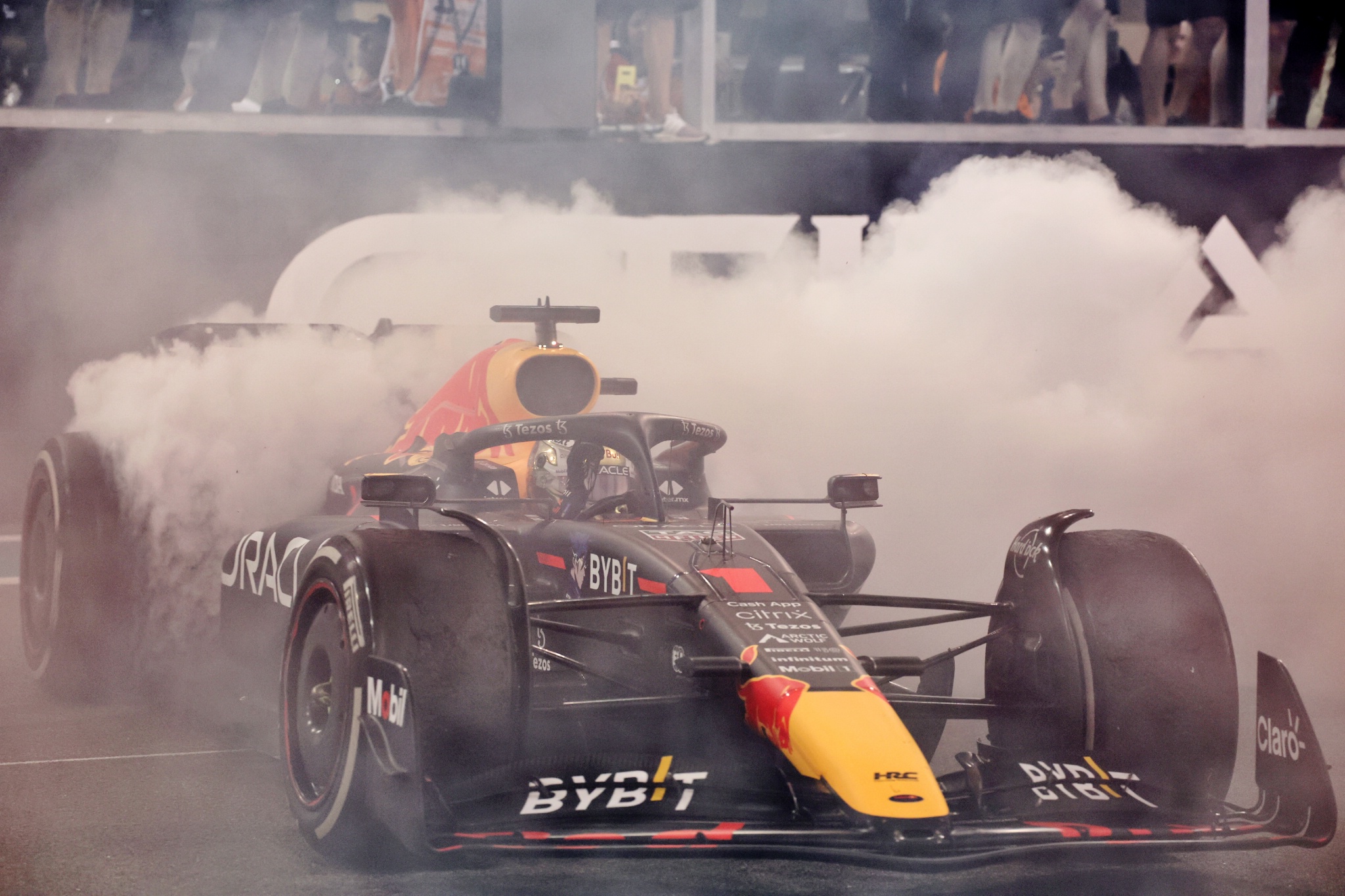 Pemenang balapan Max Verstappen (NLD) Red Bull Racing RB18 melakukan donat di akhir balapan F1 GP Abu Dhabi