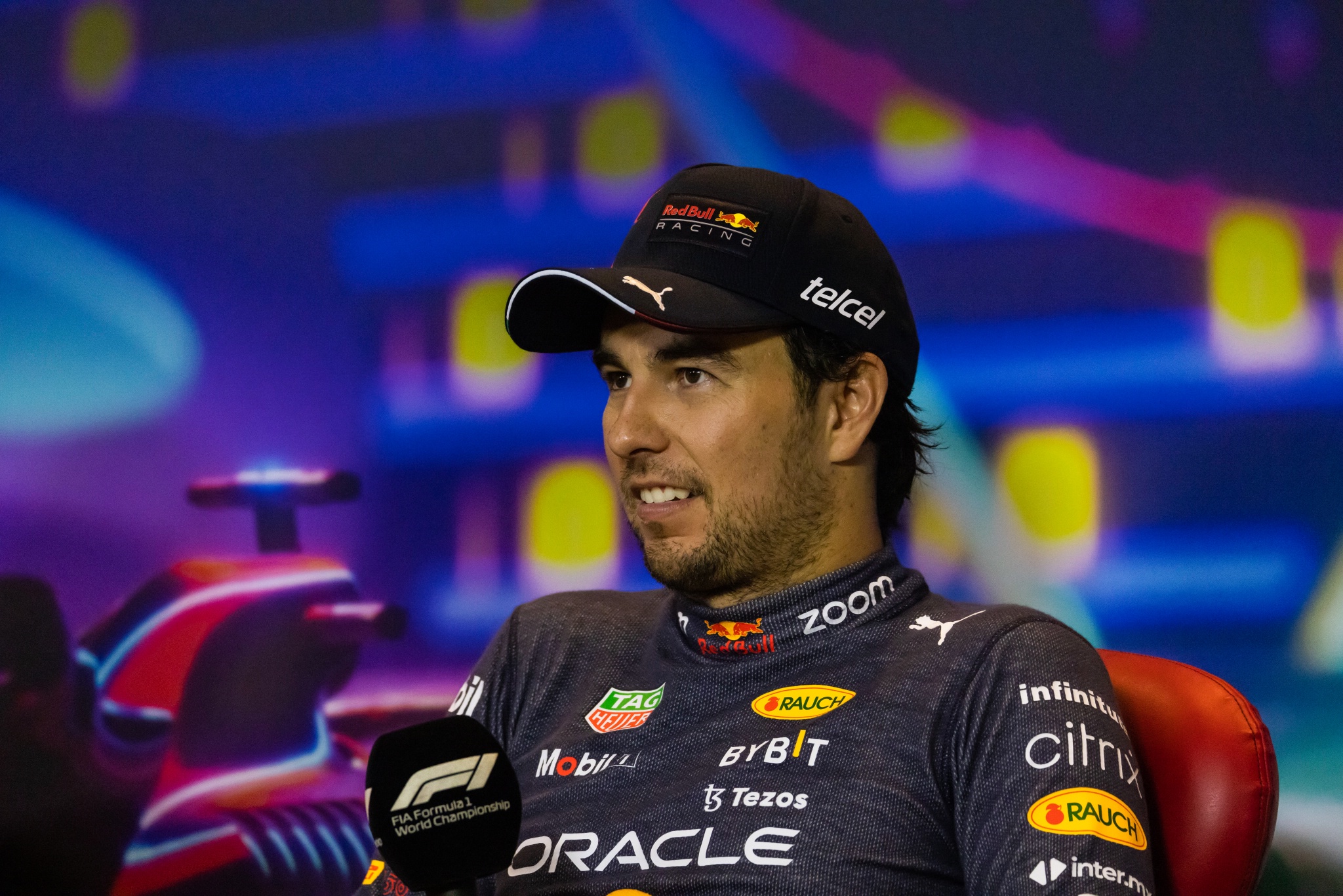 Sergio Perez (MEX ) Balapan Red Bull dalam konferensi pers FIA pasca balapan. Kejuaraan Dunia Formula 1, Rd 22, Abu Dhabi