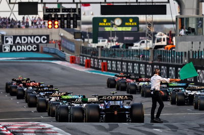 The start of the race. Formula 1 World Championship, Rd 22, Abu Dhabi Grand Prix, Yas Marina Circuit, Abu Dhabi, Race