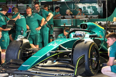 Fernando Alonso (ESP ) Aston Martin F1 Team AMR22. Tes Formula 1, Sirkuit Yas Marina, Abu Dhabi, Selasa.-