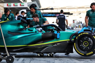 Fernando Alonso (ESP ) Aston Martin F1 Team AMR22. Tes Formula 1, Sirkuit Yas Marina, Abu Dhabi, Selasa.-