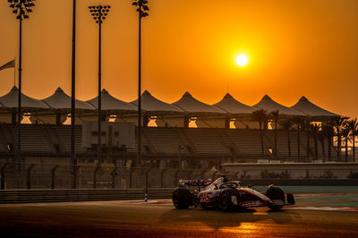 Nico Hulkenberg (GER ) Haas VF-22.Pengujian Formula 1, Sirkuit Yas Marina, Abu Dhabi, Selasa.- www.xpbimages.com, EMail: