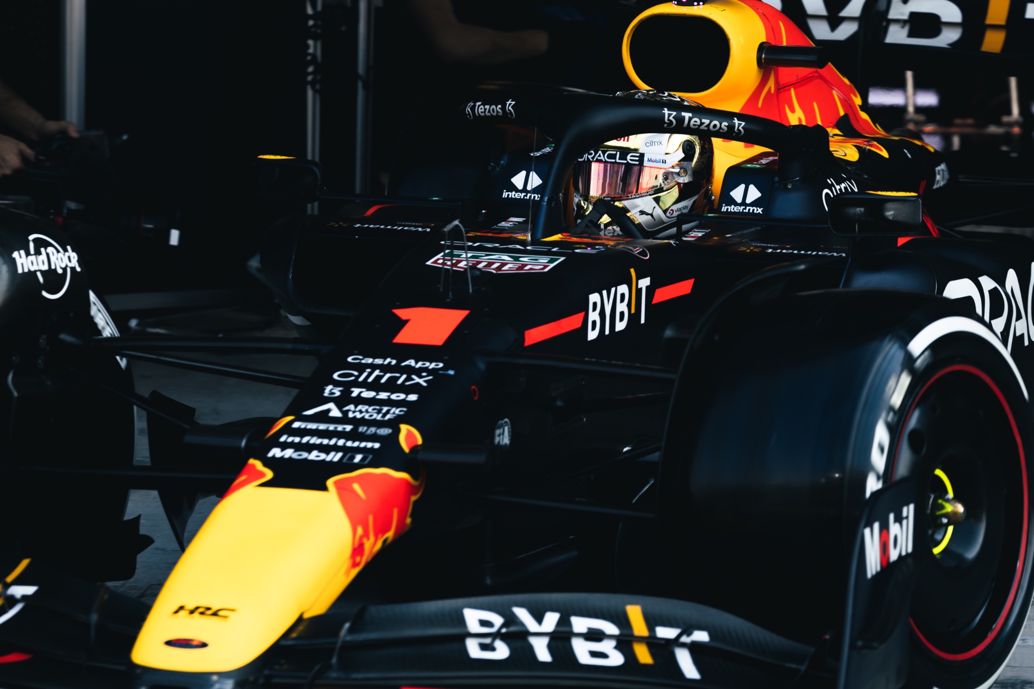 Max Verstappen (NLD ) Red Bull Racing RB18.Pengujian Formula 1, Sirkuit Yas Marina, Abu Dhabi, Selasa.-
