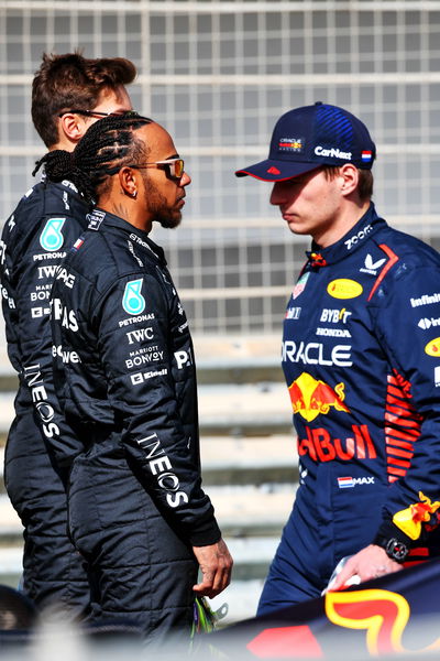 Lewis Hamilton (GBR ) Mercedes AMG F1 dan Max Verstappen (NLD) Red Bull Racing. Pengujian Formula 1, Sakhir, Bahrain, Hari