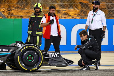 George Russell (GBR ) Mercedes AMG F1 W14 berhenti di sirkuit. Tes Formula 1, Sakhir, Bahrain, Hari Kedua. -