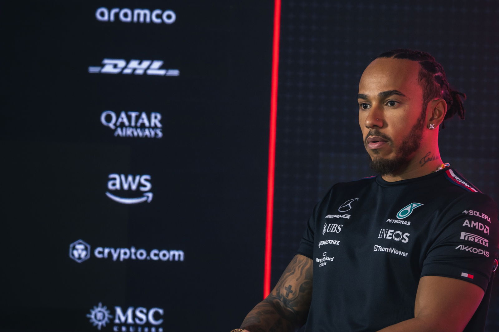 Lewis Hamilton (GBR ) Mercedes AMG F1 dalam Konferensi Pers FIA. Tes Formula 1, Sakhir, Bahrain, Hari Ketiga.-
