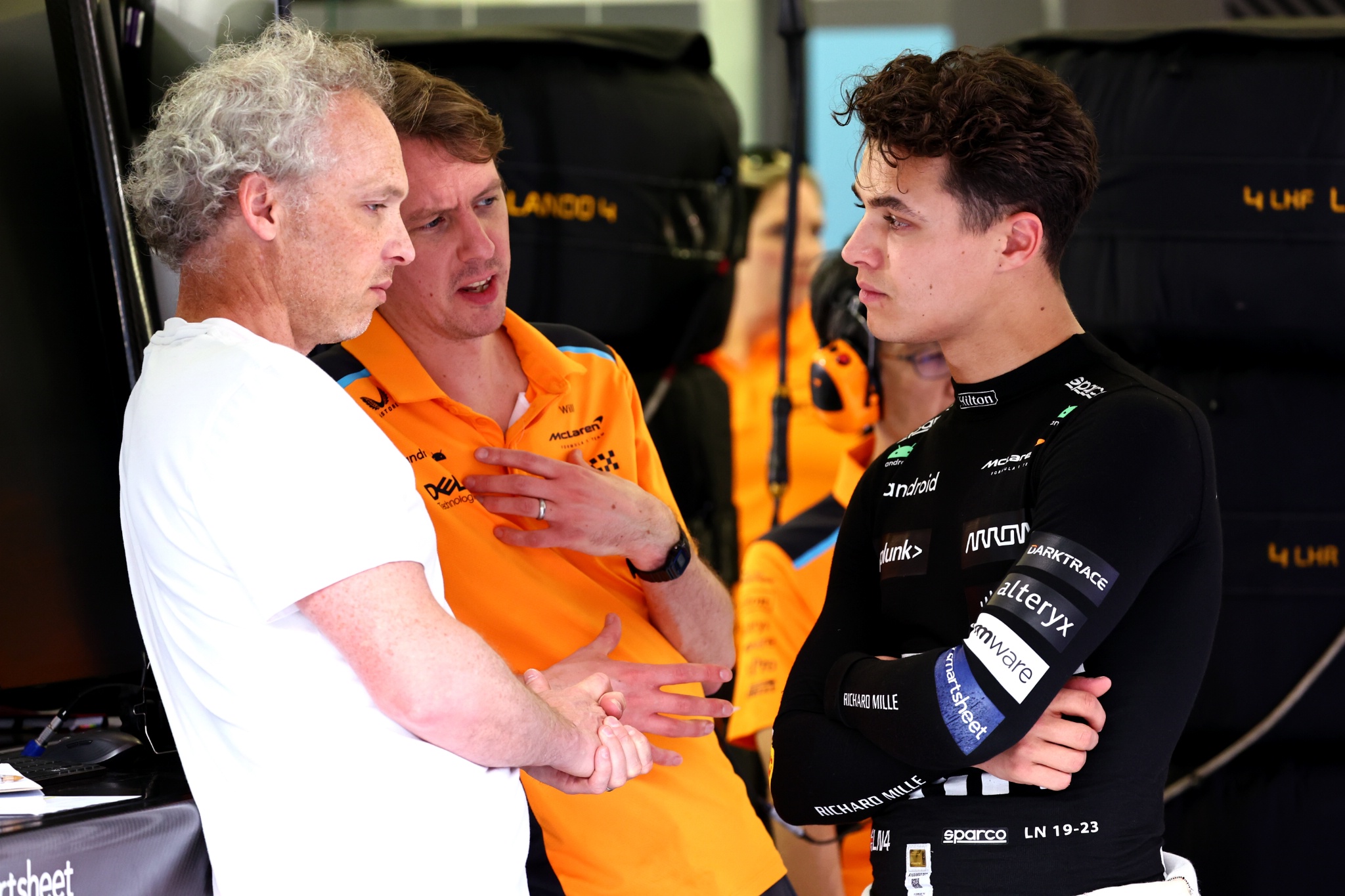 Lando Norris (GBR ) McLaren dan Mark Berryman (GBR) Tambahkan Motorsports Director dan Driver Manager. Formula 1 Testing, Sakhir,