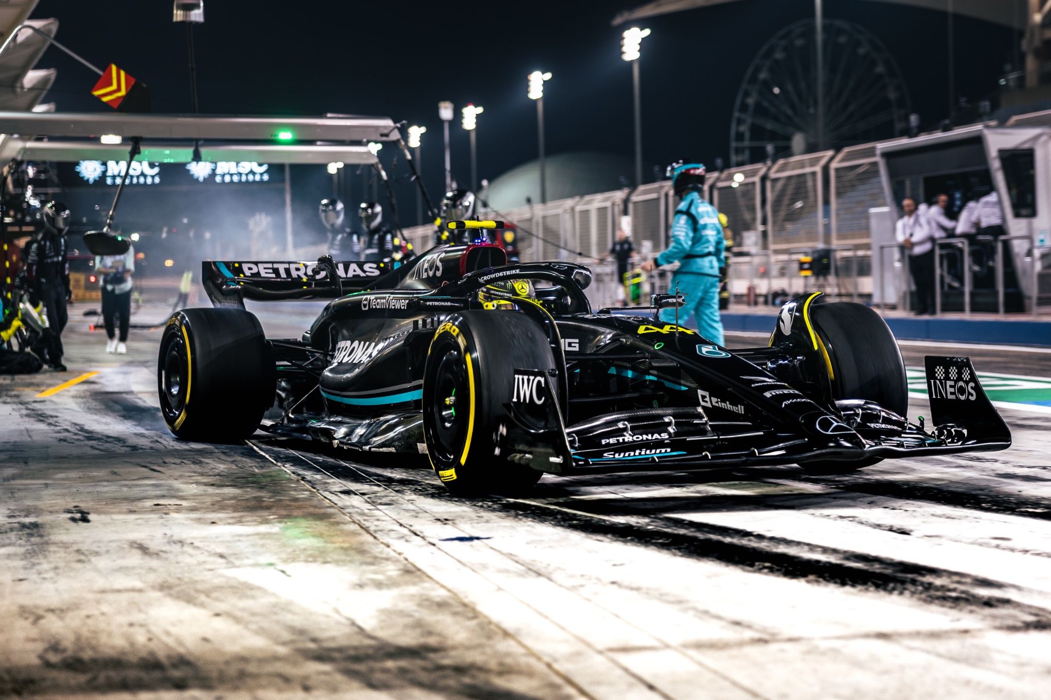 Lewis Hamilton (GBR) Mercedes AMG F1 W14 practices a pit stop. Formula 1 Testing, Sakhir, Bahrain, Day Three.-
