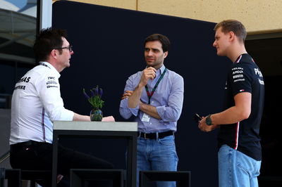 (L ke R ): Andrew Shovlin (GBR) Mercedes AMG F1 Trackside Engineering Director bersama Jerome d'Ambrosio (BEL) dan Mick