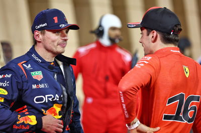 (L ke R ): Max Verstappen (NLD) Red Bull Racing di parc ferme kualifikasi dengan Charles Leclerc (MON) Ferrari. Formula 1