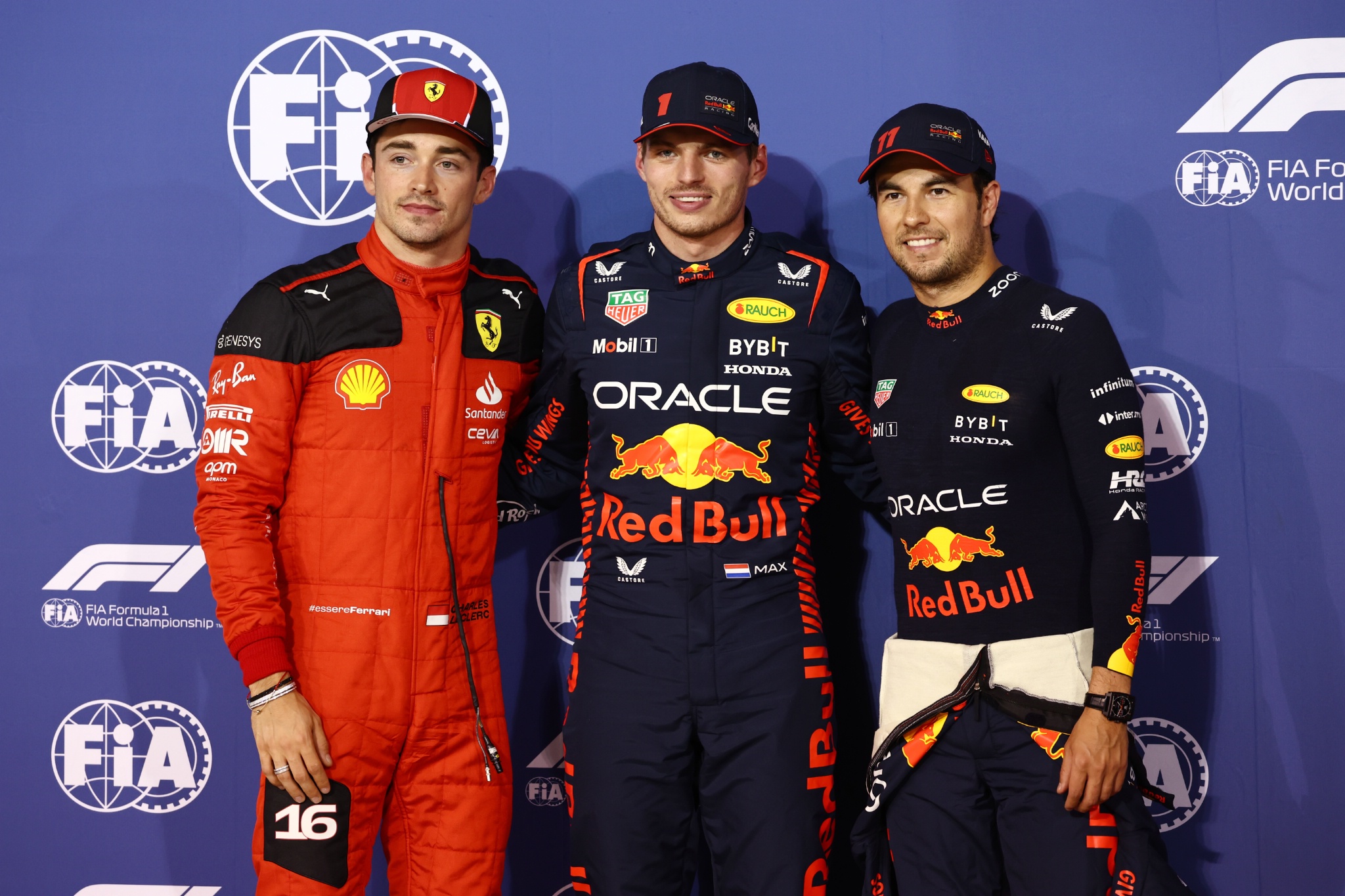 Kualifikasi tiga teratas dalam parc ferme (kiri ke kanan): Charles Leclerc (MON) Ferrari, ketiga; Max Verstappen (NLD) Red Bull Racing,
