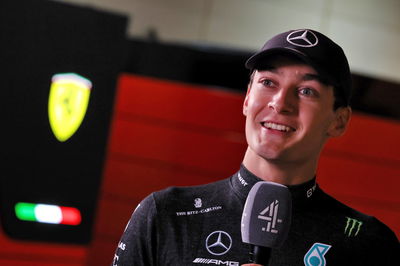 George Russell (GBR ) Mercedes AMG F1 dengan media. Formula 1 World Championship, Rd 1, Bahrain Grand Prix, Sakhir,