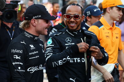 (L ke R ): Valtteri Bottas (FIN) Alfa Romeo F1 Team dan Lewis Hamilton (GBR) Mercedes AMG F1 pada parade pembalap.