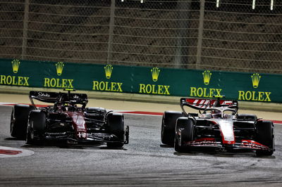 Zhou Guanyu (CHN ) Tim F1 Alfa Romeo C43 dan Nico Hulkenberg (GER) Haas VF-23 berebut posisi.Dunia Formula 1