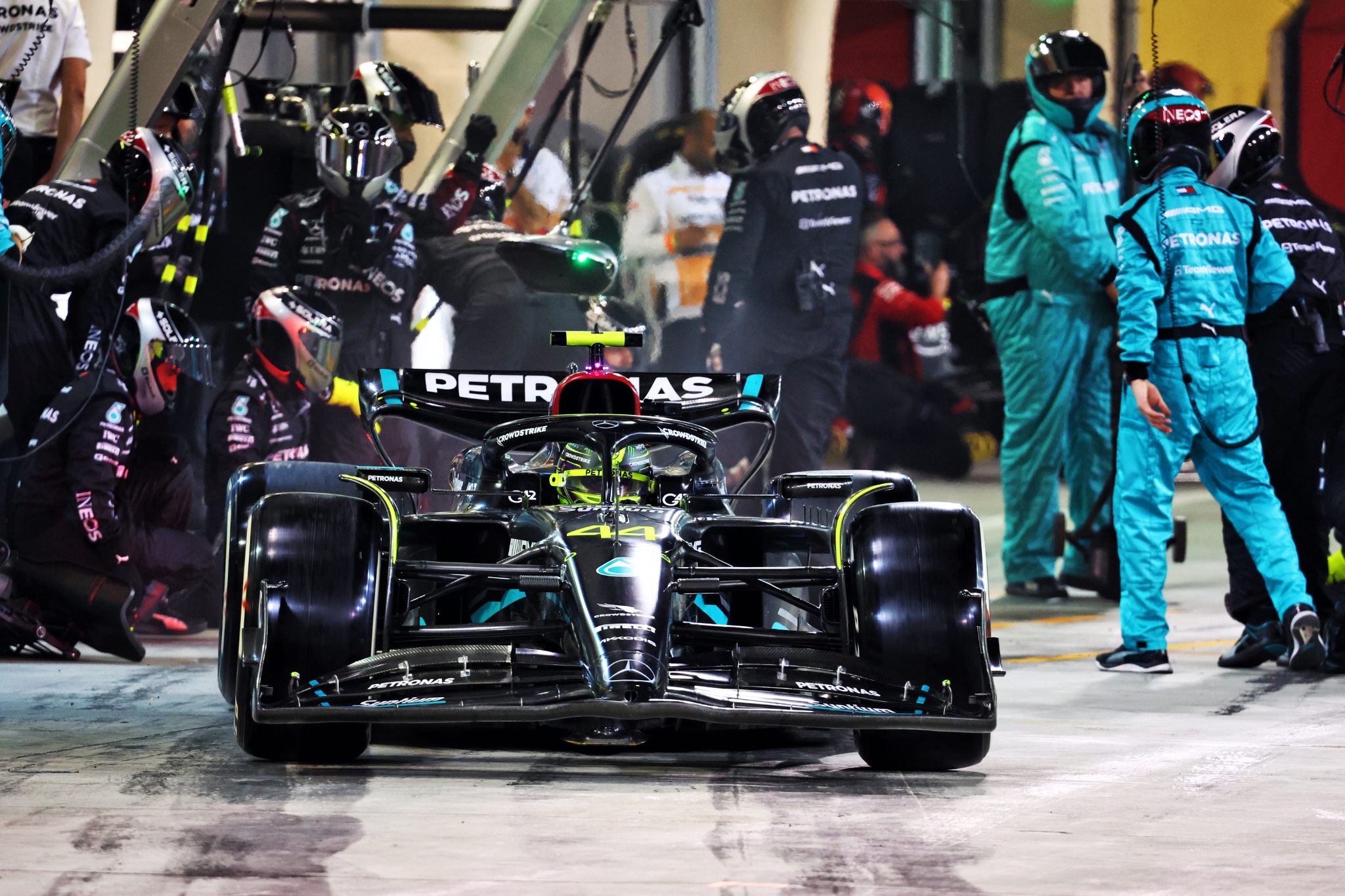 Lewis Hamilton (GBR ) Mercedes AMG F1 W14 melakukan pit stop. Kejuaraan Dunia Formula 1, Rd 1, Grand Prix Bahrain, Sakhir,