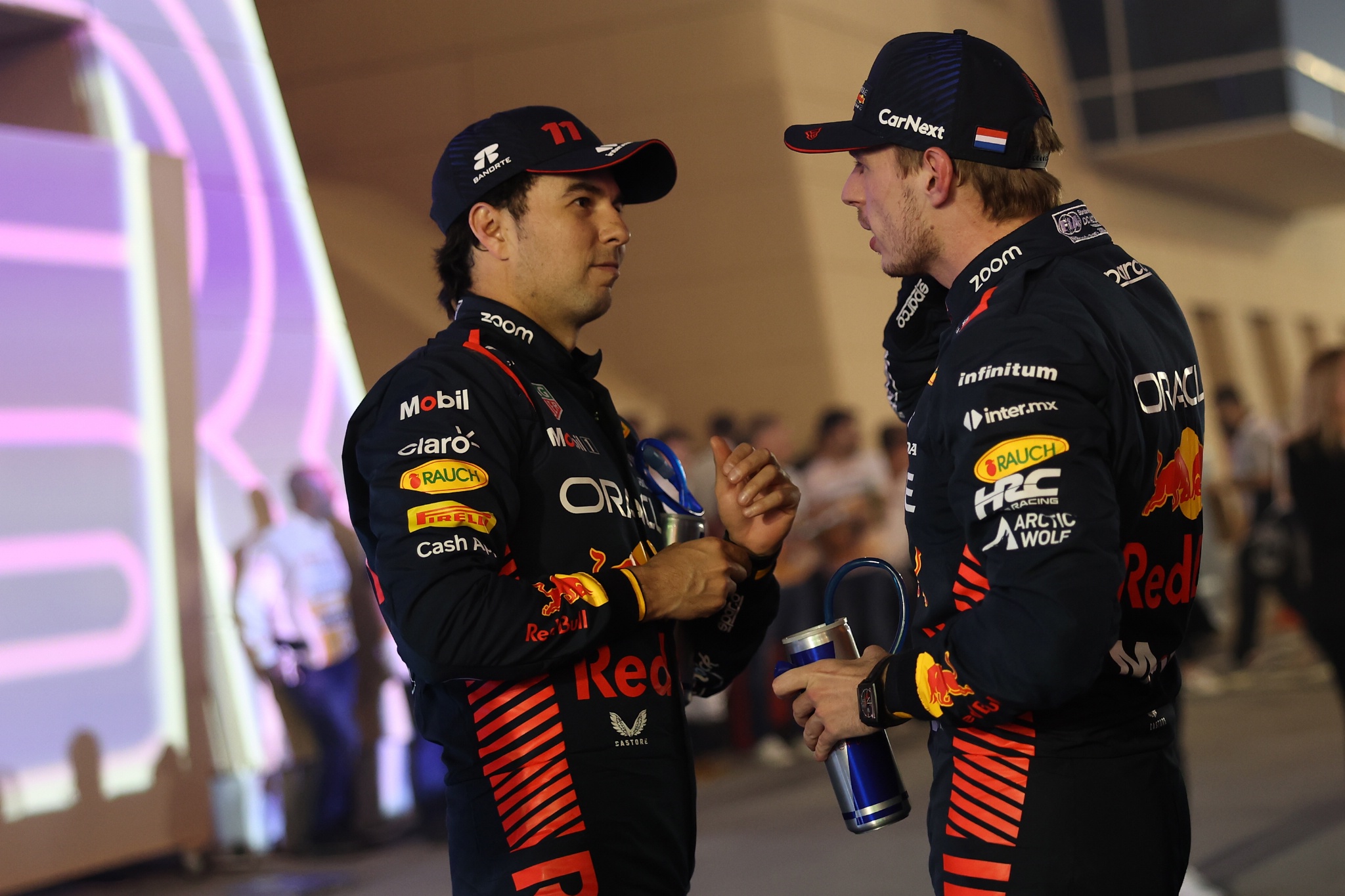 (L ke R ): Urutan kedua Sergio Perez (MEX) Red Bull Racing dengan rekan setimnya dan pemenang balapan Max Verstappen (NLD) Red Bull