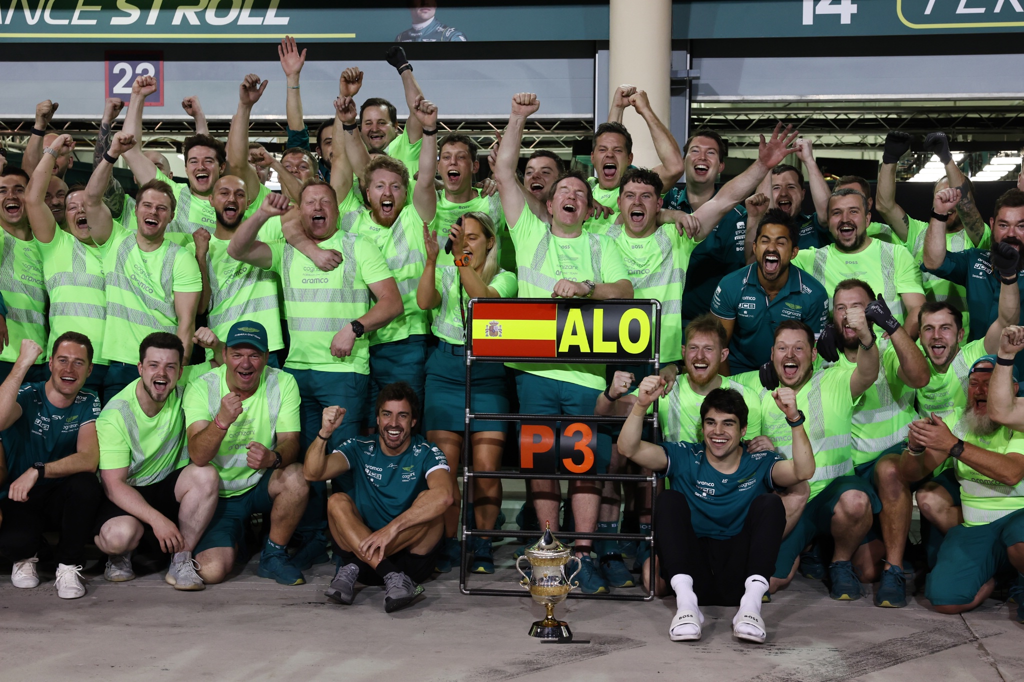 (L ke R ): Fernando Alonso (ESP) Aston Martin F1 Team merayakan posisi ketiganya berjalan di sirkuit bersama rekan setimnya