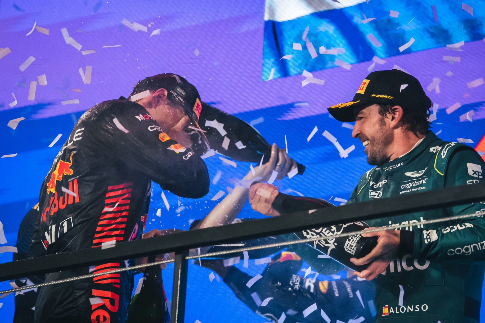 (L ke R ): Max Verstappen (NLD) Red Bull Racing merayakan posisi keduanya di podium dengan Fernando di posisi keempat