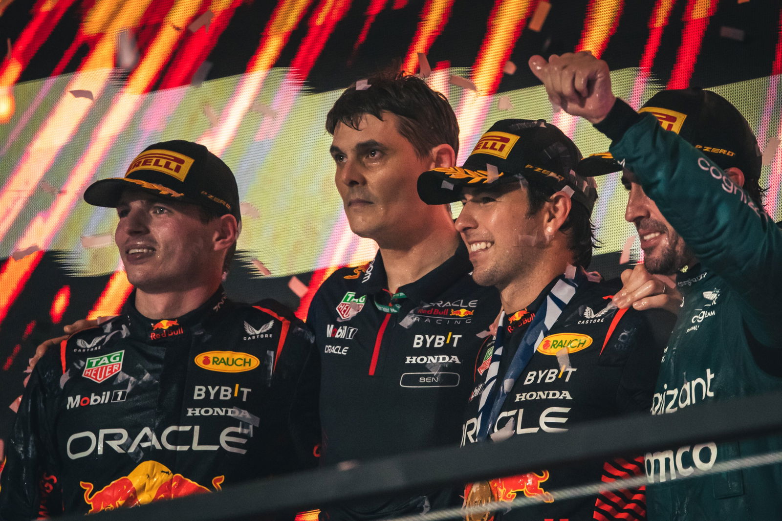 Podium (L ke Kanan): Max Verstappen (NLD) Red Bull Racing, kedua; Ben Waterhouse (GBR) Red Bull Racing Head of Performance