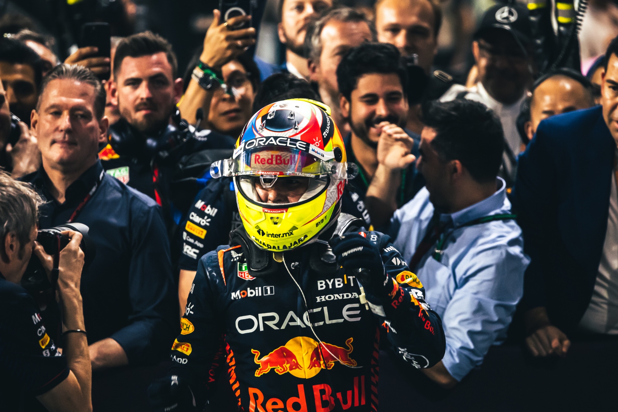 Pemenang lomba Sergio Perez (MEX) Red Bull Racing merayakan dengan tim di parc ferme. Formula 1 World Championship, Rd 2,