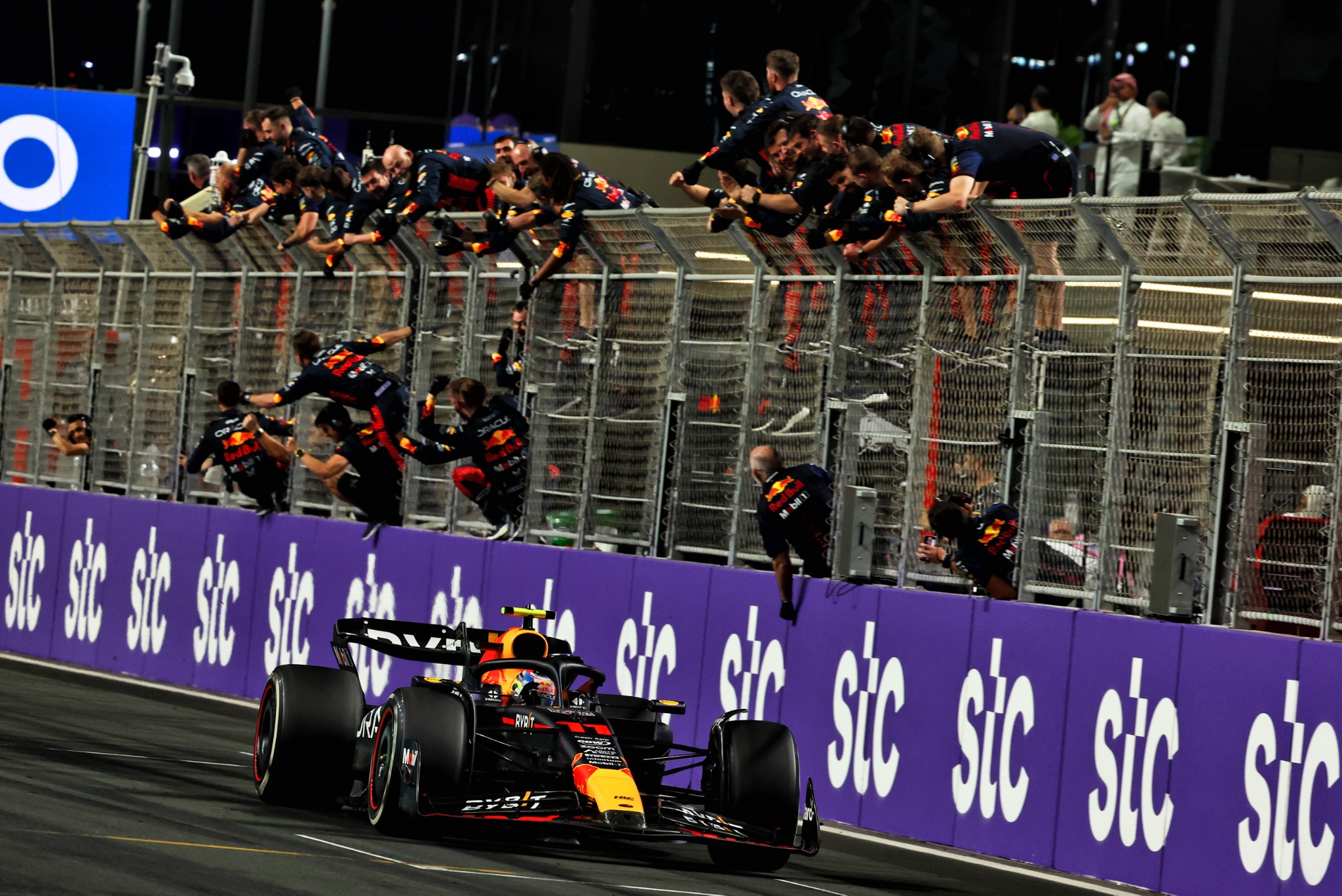 Pemenang lomba Sergio Perez (MEX) Red Bull Racing RB19 merayakan saat ia melewati tim di akhir balapan. Formula 1