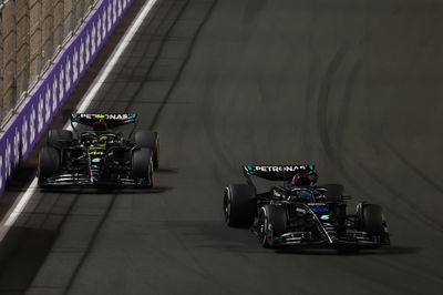 George Russell (GBR ) Mercedes AMG F1 W14 memimpin rekan setimnya Lewis Hamilton (GBR) Mercedes AMG F1 W14. Formula 1 World