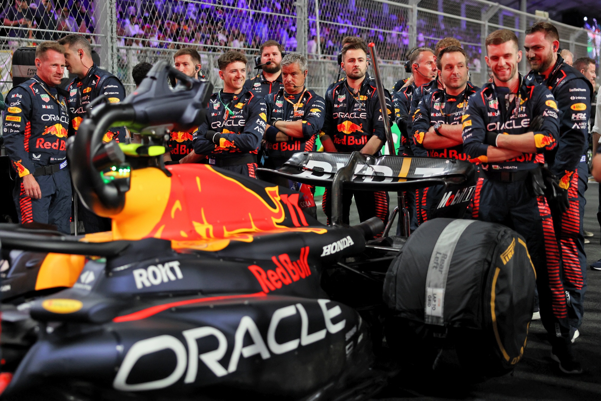Sergio Perez (MEX ) Mekanik Red Bull Racing RB19 di grid. Formula 1 World Championship, Rd 2, Saudi Arabian Grand