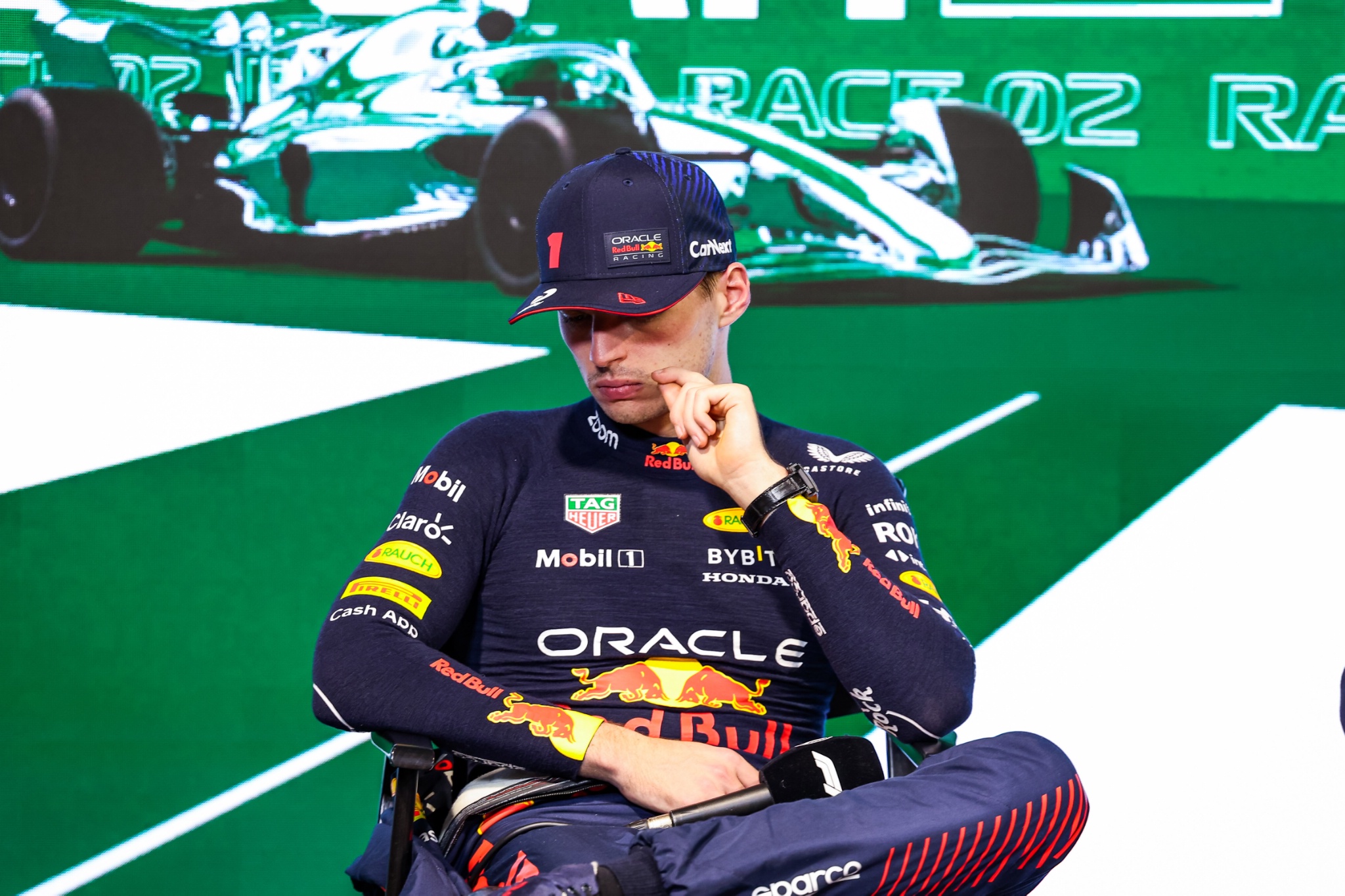 Peringkat kedua Max Verstappen (NLD) Balapan Red Bull dalam konferensi pers FIA pasca balapan. Formula 1 Dunia
