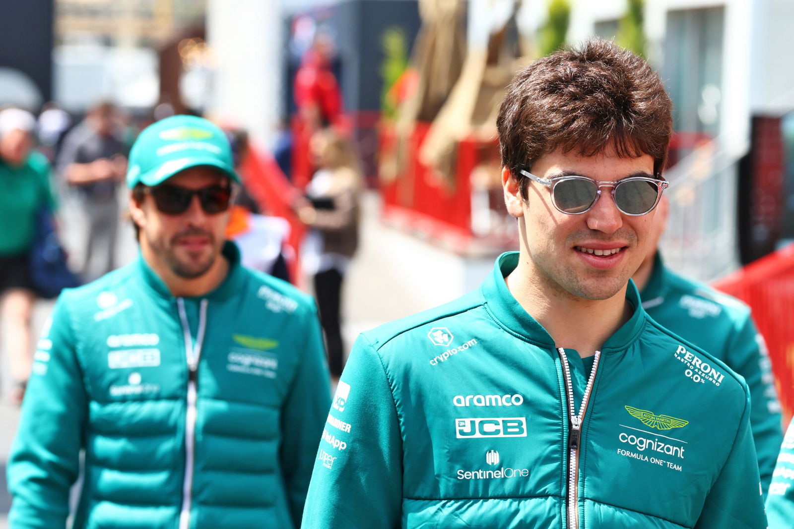 Lance Stroll (CDN ) Tim F1 Aston Martin mengungguli rekan setimnya Fernando Alonso (ESP) Tim F1 Aston Martin.Dunia Formula 1