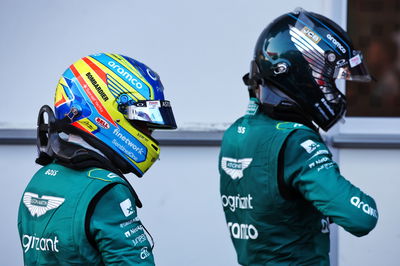 (Kiri ke Kanan): Fernando Alonso (ESP) Aston Martin F1 Team dan rekan setimnya Lance Stroll ( CDN) Aston Martin F1 Team di kualifikasi