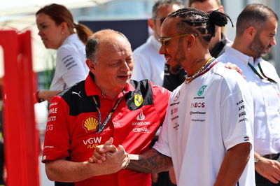 (L ke R ): Frederic Vasseur (FRA) Kepala Tim Ferrari bersama Lewis Hamilton (GBR) Mercedes AMG F1. Formula 1 Dunia