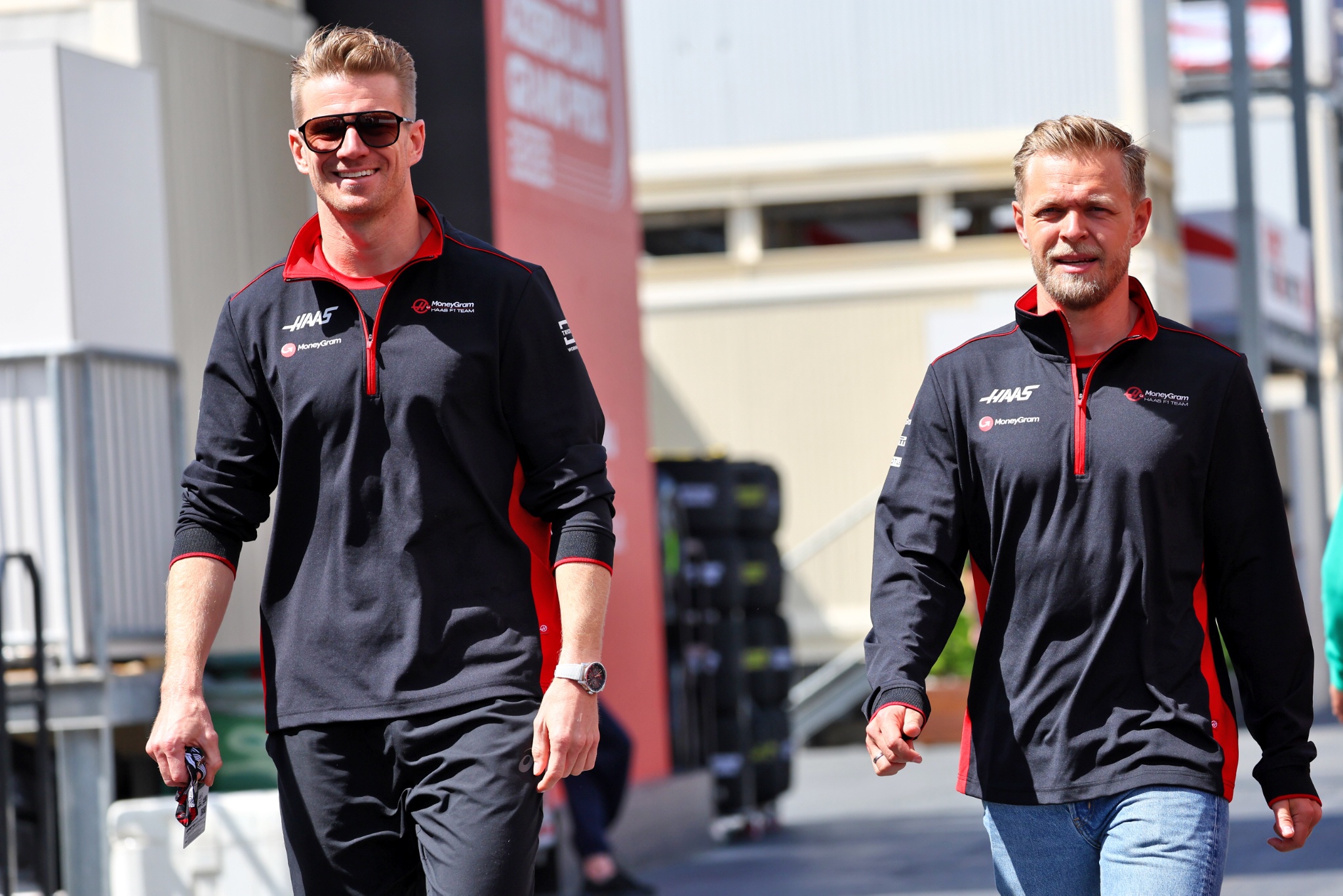 (Kiri ke R ): Nico Hulkenberg (GER) Tim F1 Haas dengan rekan setimnya Kevin Magnussen (DEN) Tim F1 Haas.Dunia Formula 1