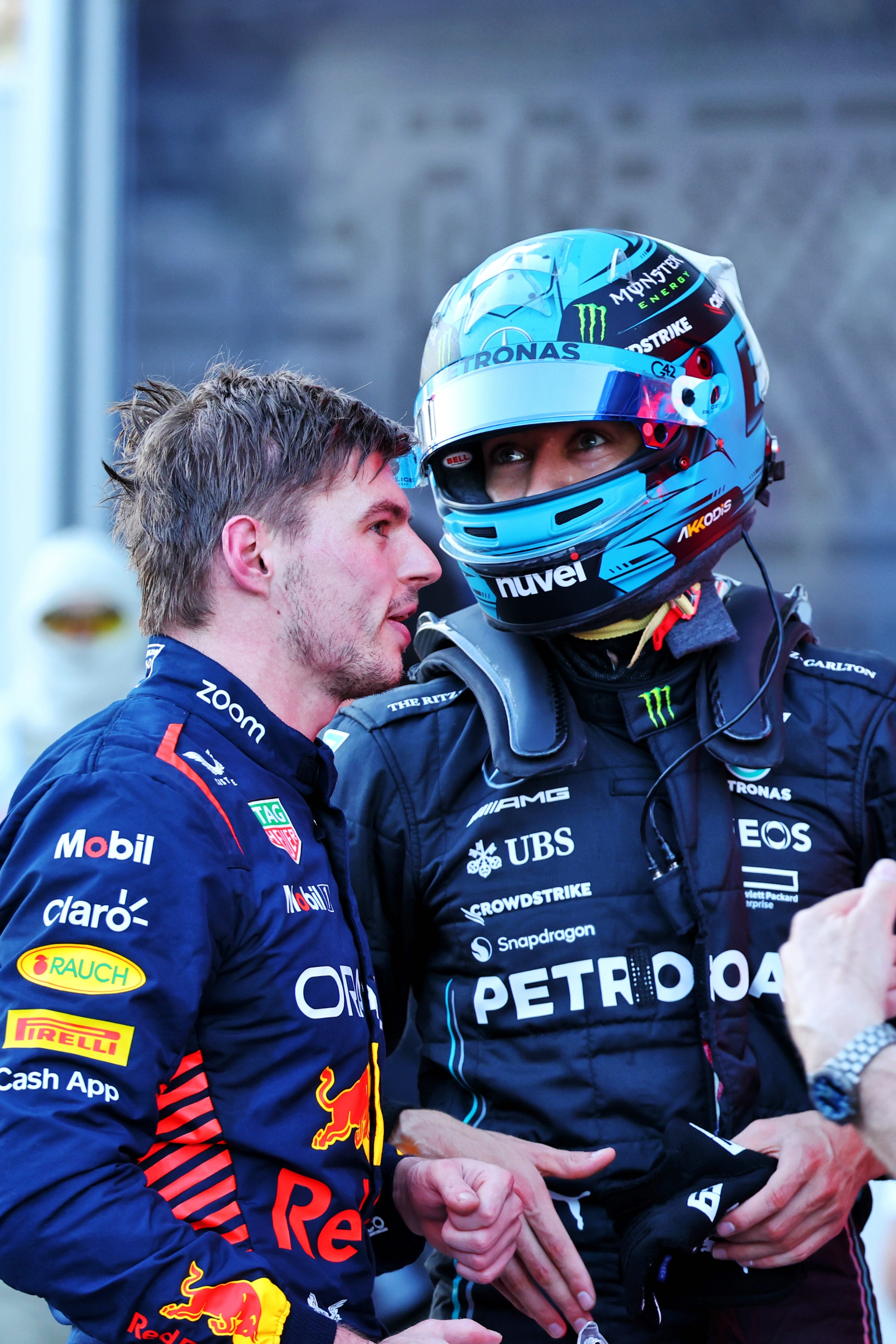 (L A R): Max Verstappen (NLD) Red Bull Racing y George Russell (GBR) Mercedes AMG F1 discuten la carrera Sprint en el parque