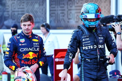 (L ke R ): Max Verstappen (NLD) Red Bull Racing dan George Russell (GBR) Mercedes AMG F1 mendiskusikan balapan Sprint di parc