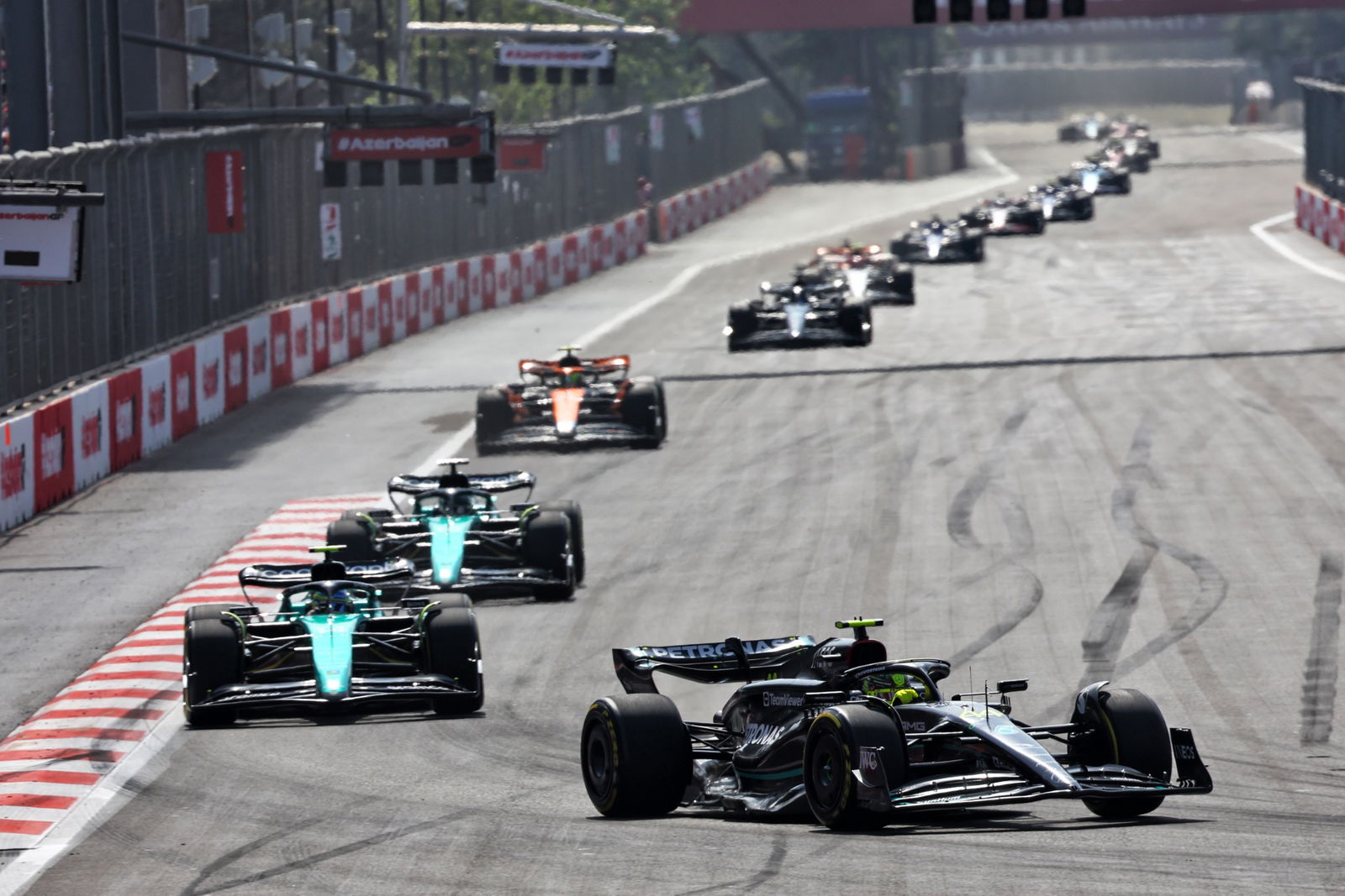 Lewis Hamilton (GBR ) Mercedes AMG F1 W14. Kejuaraan Dunia Formula 1, Rd 4, Grand Prix Azerbaijan, Sirkuit Jalan Baku,