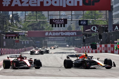 (L ke R ): Charles Leclerc (MON) Ferrari SF-23 dan Sergio Perez (MEX) Red Bull Racing RB19 berebut posisi. Formula 1