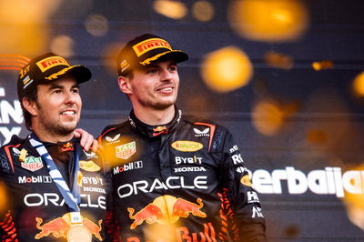 (L ke R ): Pemenang balapan Sergio Perez (MEX) Red Bull Racing dengan rekan setimnya di posisi kedua Max Verstappen (NLD) Red Bull Racing