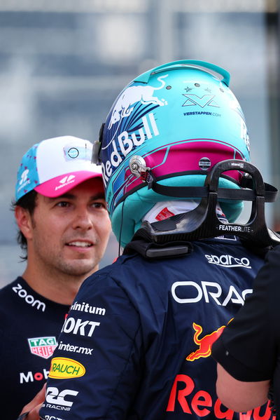 (L ke R ): Pole sitter Sergio Perez (MEX) Red Bull Racing dengan rekan setimnya Max Verstappen (NLD) Red Bull Racing di kualifikasi