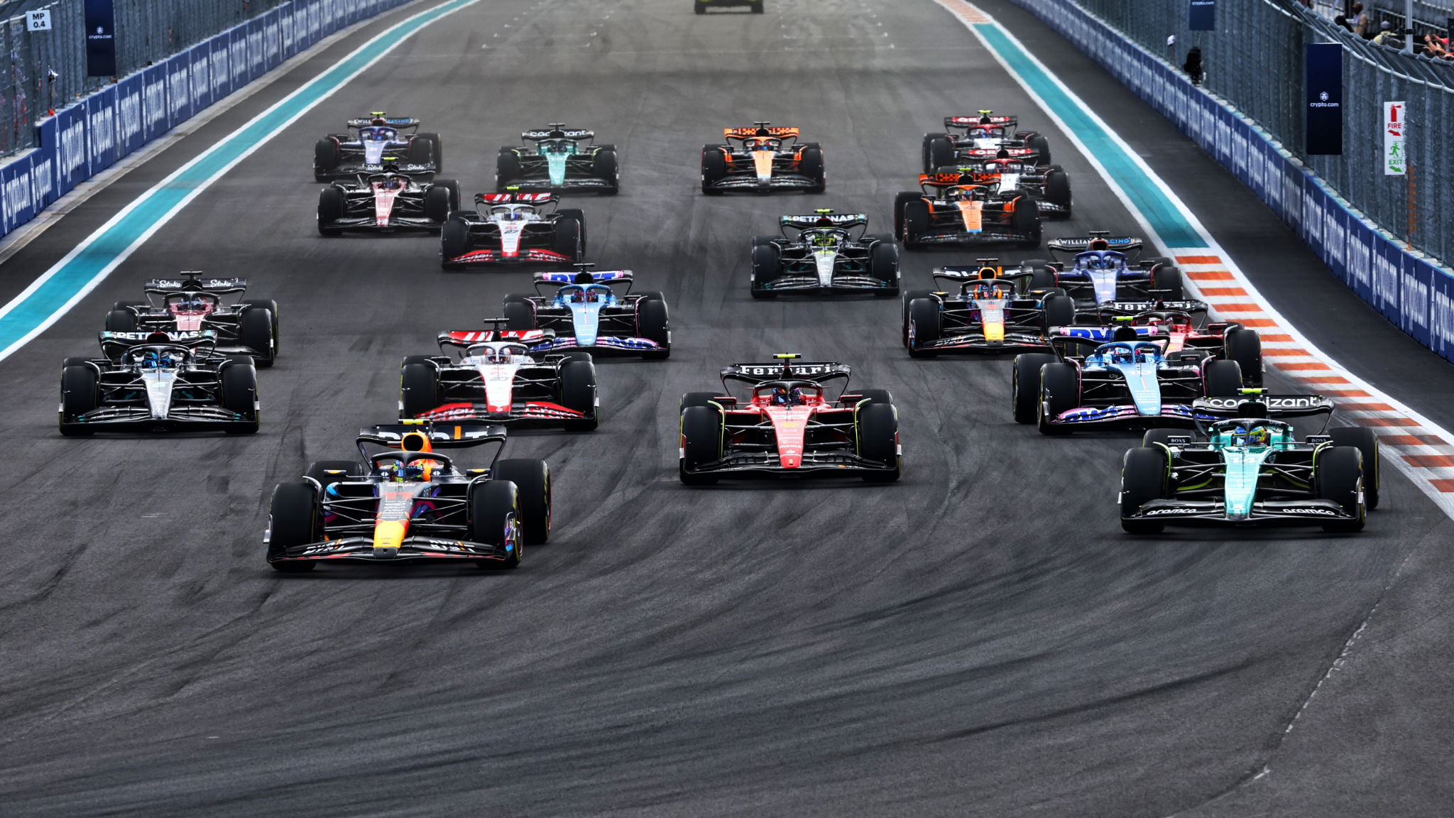 Sergio Perez (MEX) Red Bull Racing RB19 leads at the start of the race. Formula 1 World Championship, Rd 5, Miami Grand