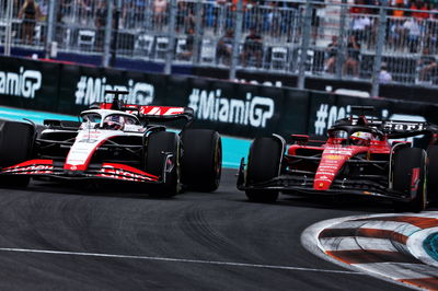 (L ke R ): Kevin Magnussen (DEN) Haas VF-23 dan Charles Leclerc (MON) Ferrari SF-23 berebut posisi. Formula 1 World